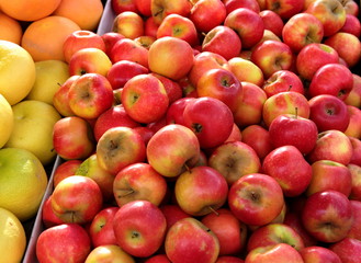 Pommes rouges sur un étalage au marché.