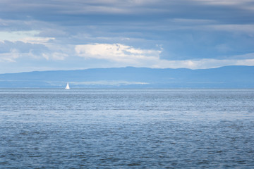 Obraz premium A sailing boat on the Saint-Lawrence river. 