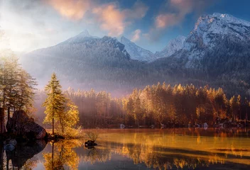 Wunderbarer farbenfroher Sonnenuntergang am Hintersee in den bayerischen Alpen. Ehrfürchtiges alpines Hochland während des Sonnenaufgangs. Erstaunlicher Herbst-natürlicher Hintergrund. Unglaubliche Naturlandschaft. Schöne Orte der Welt. © jenyateua