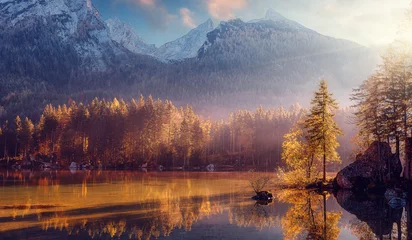  Geweldig natuurlandschap. Prachtig landschap met hoge bergen met verlichte toppen, stenen in het bergmeer, reflectie, blauwe lucht en geel zonlicht bij zonsopgang. Geweldige natuur achtergrond. © jenyateua