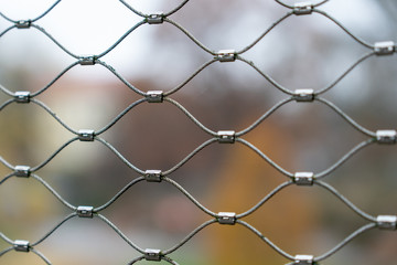 Detailaufnahmen Metallzaun mit verschwommenen Hintergrund