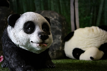 closeup di una statua di panda nel suo habitat