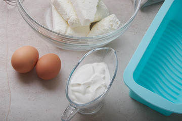the process of cooking cottage cheese casserole with sour cream