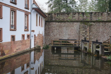 Fototapeta na wymiar Der Lauterkanal in der Altstadt von Wissembourg