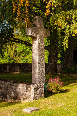Steinkreuz zur Erinnerung der Opfer des Holocaust in Grafeneck