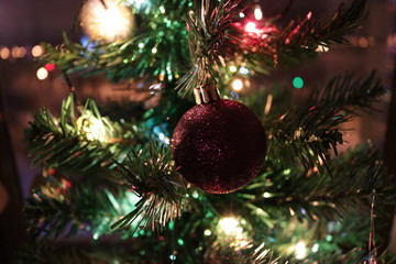 Obraz na płótnie Canvas christmas tree with ornaments and lights