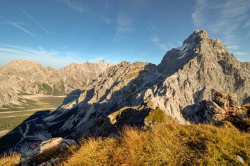 Obraz premium Early morning view from Mt. Hirschwieskopf towards Wimbachgries valley with mountains Hocheisspitze and Hochkalter, and famous Watzmann from its south side, Berchtesgaden national park, Bavaria