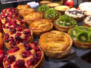 Süße Törtchen und Leckereien an einer Alternativen Autobahn Raststätte in den Niederlanden - vegan, biologisch, ökologisch 