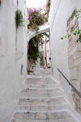 Ostuni, Brindisi, sud Italia. Centro storico. Caratteristico vicolo con scalinata dipinto con calce bianca