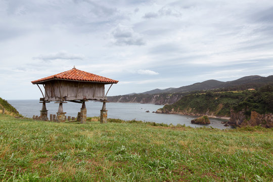 H&oacute;rreo asturiano de La Regalina en Cadavedo, costa occidental de Asturias.