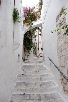 Ostuni, Brindisi, sud Italia. Centro storico. Caratteristico vicolo con scalinata dipinto con calce bianca