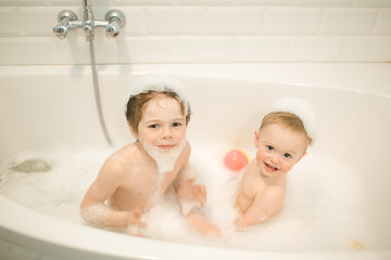 Brothers bathe in the bathroom