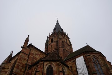 Fototapeta premium Blick zum gotischen Kirchturm von St. Peter und Paul in Wissembourg
