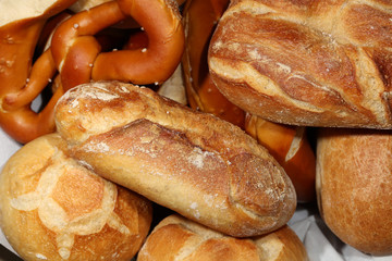 Brezeln und Brötchen im Frühstückskorb 