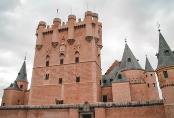 Obraz premium Pink Castle with little Towers (Alcazar of Segovia)