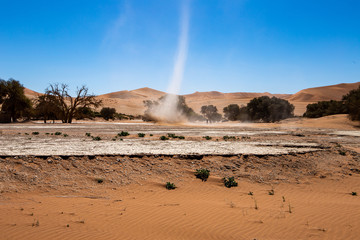 Windhose im Sosussvlei
