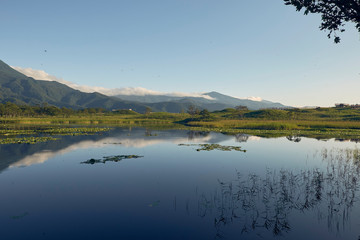 Lago con montañas al fondo