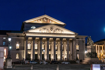 Obraz premium The Bavarian State Opera (Bayerische Staatsoper, Max-Joseph-Platz 2 in Munich) at the blue hour