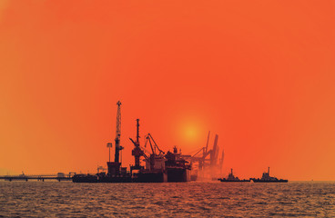 Fototapeta na wymiar oil rig at sunset