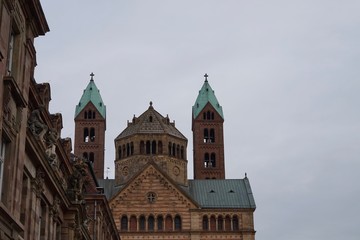 Fototapeta na wymiar Stimmungsvoller Blick aus der Altstadt auf den Speyerer Dom