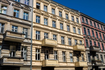 Fototapeta premium sanierte häuserzeile in berlin charlottenburg, deutschland
