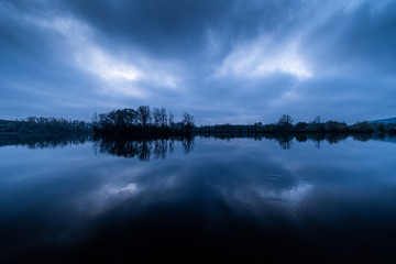 wunderschöne wolken nach sonnenuntergang gleich einer supernova