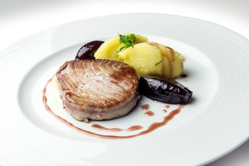 Red tuna fillet with wine-glazed shallot