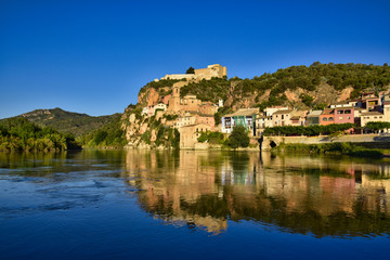 Fototapeta na wymiar Castell de Miravet Miravet poble