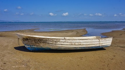 Fototapeta premium Barca en la desembocadura del Ebro