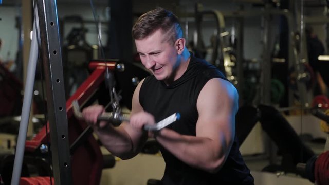 Professional athlete trains triceps on the block.