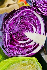 Obraz premium Red cabbage cut in half at a farmers market