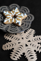Weihnachtsplätzchen/ Lebkuchen/ Keks auf Scherenschnitt