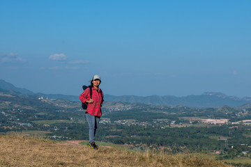 Naklejka premium Retired woman Happy to travel on high hills.