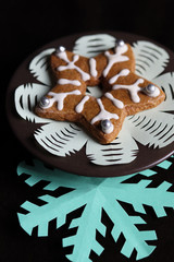 Weihnachtsplätzchen/ Lebkuchen/ Keks auf Scherenschnitt