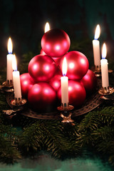 Weihnachtskerzen und Christbaumkugeln