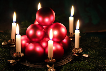 Weihnachtskerzen und Christbaumkugeln