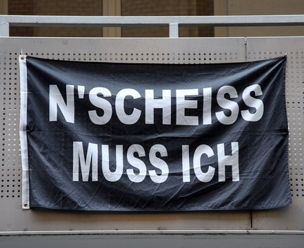 "N' Scheiss muss ich" - Transparent an einer Fassade