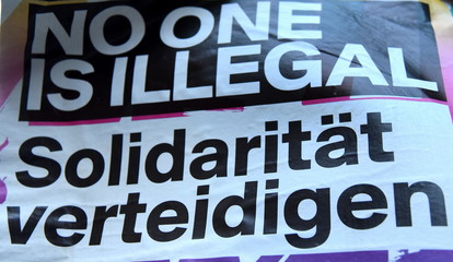 Transparent mit der Aufschrift: No one is illegal - Solidarität verteidigen