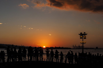Fototapeta na wymiar 夕陽に集まる人々