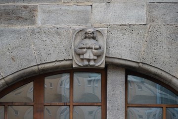 Mädchenrelief an der Fassade einer alten Mazzenbäckerei in Rheinland-Pfalz