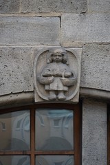 Relief eines Mädchens mit Körben an der Fassade einer ehemaligen Mazzenbäckerei