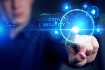 Fototapeta premium Cyberbezpieczeństwo ochrony danych biznesowych koncepcja prywatności technologii. Młody biznesmen pracujący w biurze, wybierz ikonę bezpieczeństwa na wirtualnym wyświetlaczu. Ochrona danych