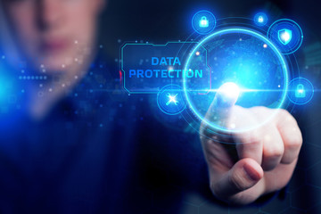 Fototapeta premium Cyberbezpieczeństwo ochrony danych biznesowych koncepcja prywatności technologii. Młody biznesmen pracujący w biurze, wybierz ikonę bezpieczeństwa na wirtualnym wyświetlaczu. Ochrona danych