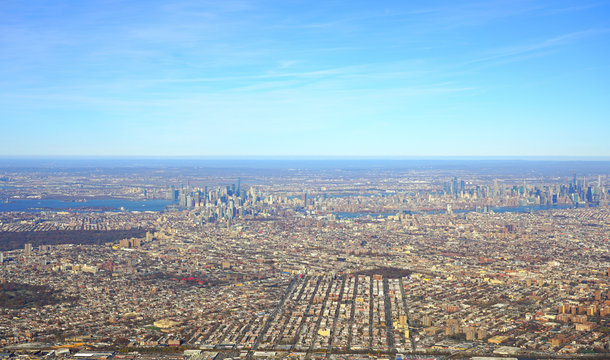 Fototapeta Aerial view of the New York City area with Queens, Brooklyn and Manhattan seen from an airplane window
