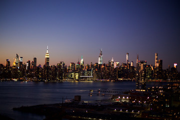 Fototapeta premium East River & Manhattan Nachts