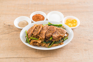 fried noodles with soy sauce and pork