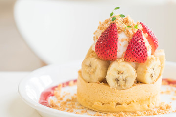 hot cake with cream, strawberry, banana and cookie crumble