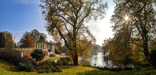 Fototapeta na wymiar goldener Herbst, Schlosspark Putbus auf Rügen