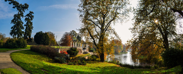 goldener Herbst, Schlosspark Putbus auf Rügen - obrazy, fototapety, plakaty