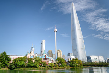Obraz premium Scenic view of park and lake at downtown of Seoul